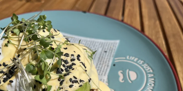 Bohaté raňajkové menu s kávou a džúsom počas celého dňa