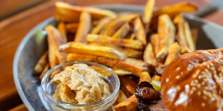 Kuracia quesadilla alebo burger menu podľa vlastného výberu