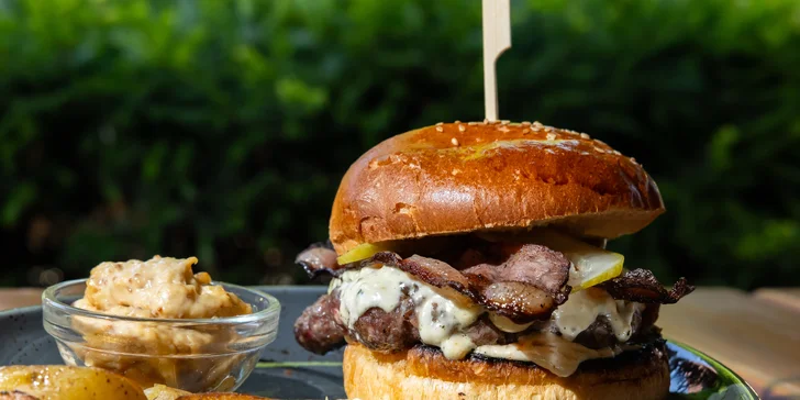 Kuracia quesadilla alebo burger menu podľa vlastného výberu