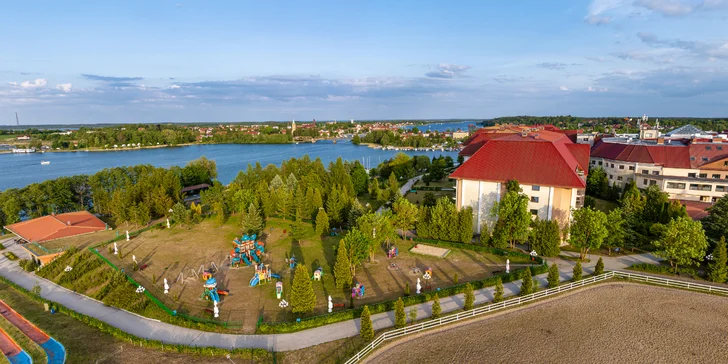 Rodinný pobyt pri Mazurských jazerách: hotel s aquaparkom aj plnou penziou