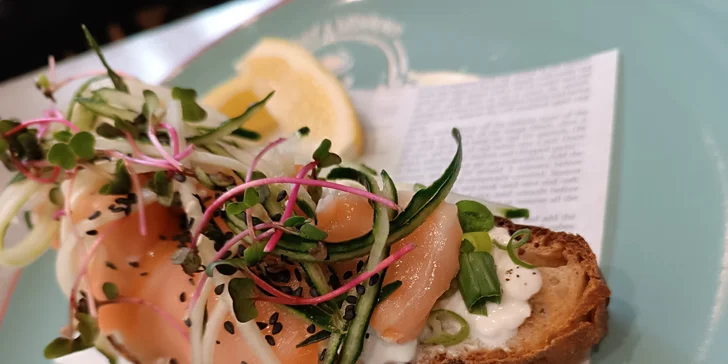 Bohaté raňajkové menu s kávou a džúsom počas celého dňa