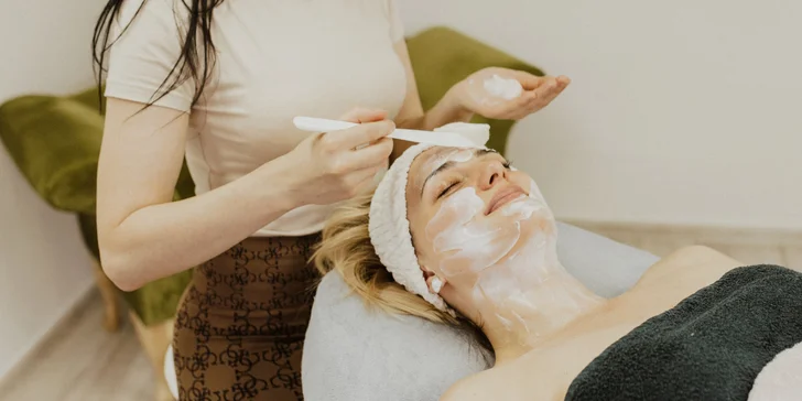 Anti-aging alebo hĺbkové ošetrenie pleti či formovanie a farbenie obočia a rias