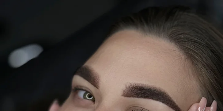Permanentný makeup očnej linky, pier alebo obočia púdrovou metódou