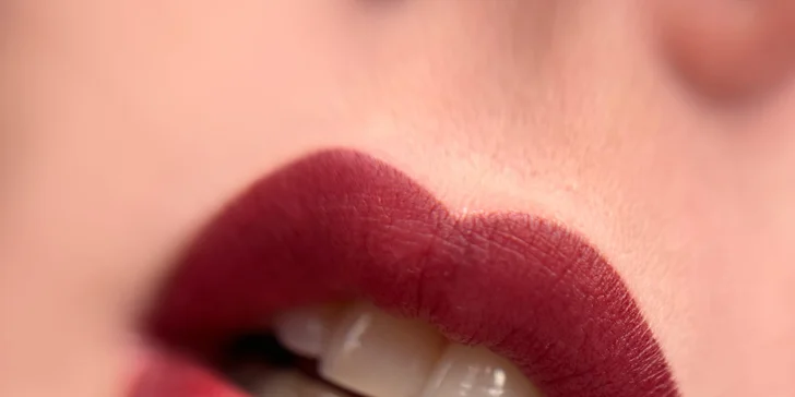 Permanentný makeup očnej linky, pier alebo obočia púdrovou metódou