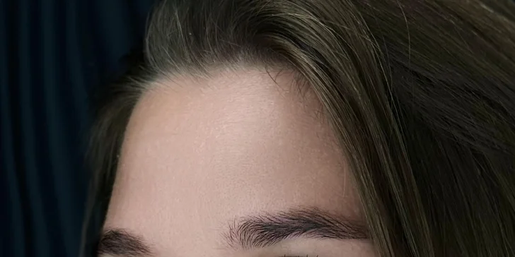 Permanentný makeup očnej linky, pier alebo obočia púdrovou metódou