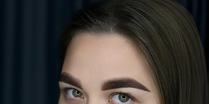 Permanentný makeup očnej linky, pier alebo obočia púdrovou metódou
