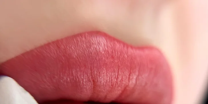 Permanentný makeup očnej linky, pier alebo obočia púdrovou metódou