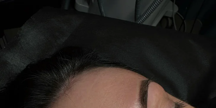 Permanentný makeup očnej linky, pier alebo obočia púdrovou metódou