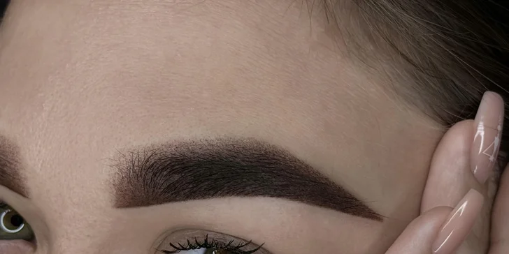 Permanentný makeup očnej linky, pier alebo obočia púdrovou metódou