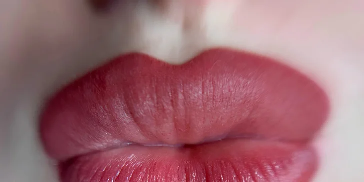 Permanentný makeup očnej linky, pier alebo obočia púdrovou metódou