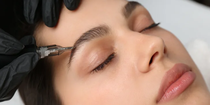 Permanentný makeup očnej linky, pier alebo obočia púdrovou metódou