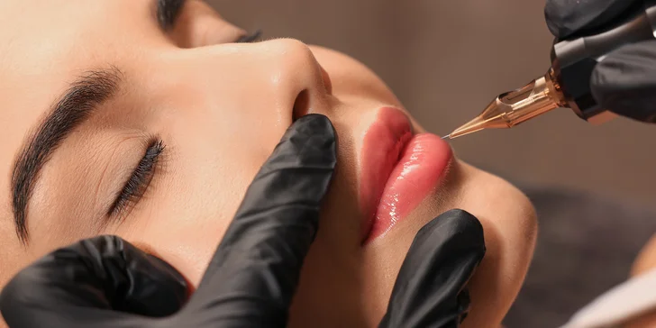Permanentný makeup očnej linky, pier alebo obočia púdrovou metódou
