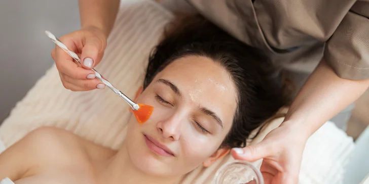 Anti-aging alebo hĺbkové ošetrenie pleti či formovanie a farbenie obočia a rias