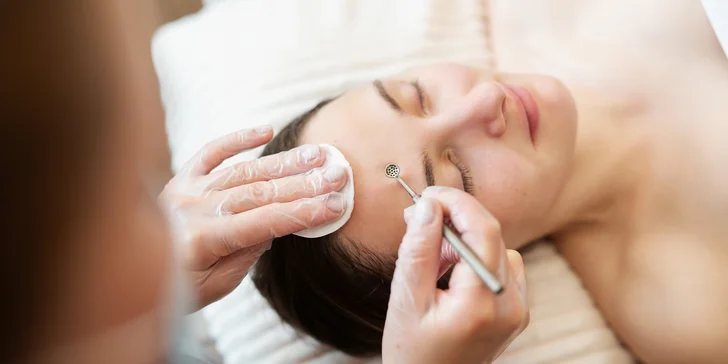 Anti-aging alebo hĺbkové ošetrenie pleti či formovanie a farbenie obočia a rias