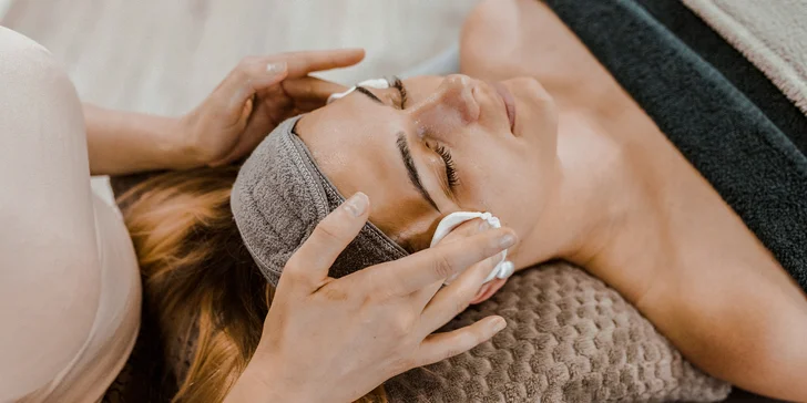 Anti-aging alebo hĺbkové ošetrenie pleti či formovanie a farbenie obočia a rias