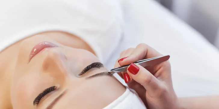 Anti-aging alebo hĺbkové ošetrenie pleti či formovanie a farbenie obočia a rias