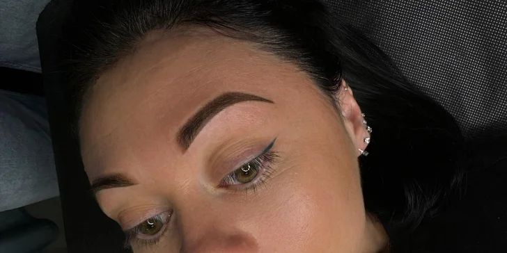 Permanentný makeup očnej linky, pier alebo obočia púdrovou metódou