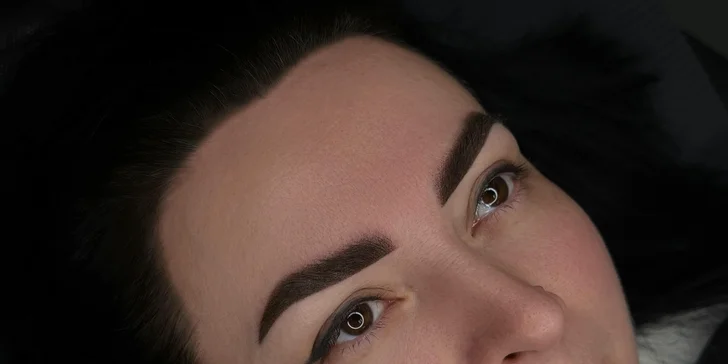 Permanentný makeup očnej linky, pier alebo obočia púdrovou metódou