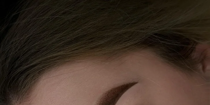 Permanentný makeup očnej linky, pier alebo obočia púdrovou metódou