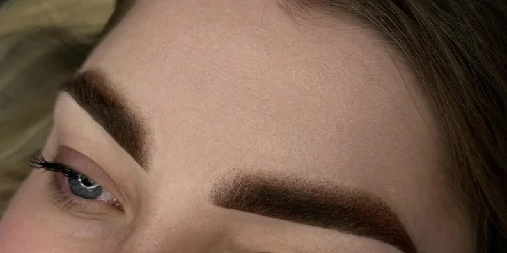 Permanentný makeup očnej linky, pier alebo obočia púdrovou metódou