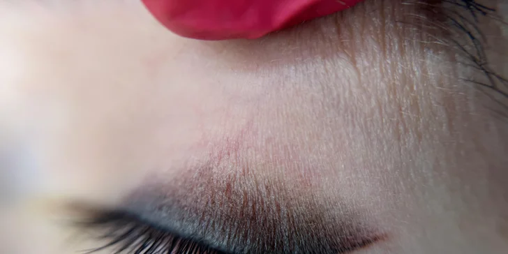 Permanentný makeup očnej linky, pier alebo obočia púdrovou metódou