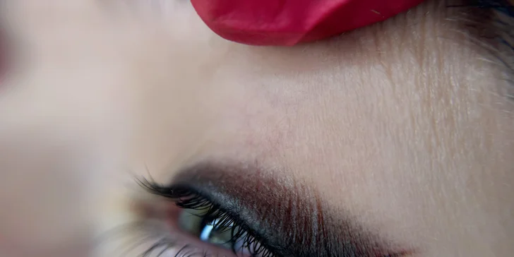 Permanentný makeup očnej linky, pier alebo obočia púdrovou metódou