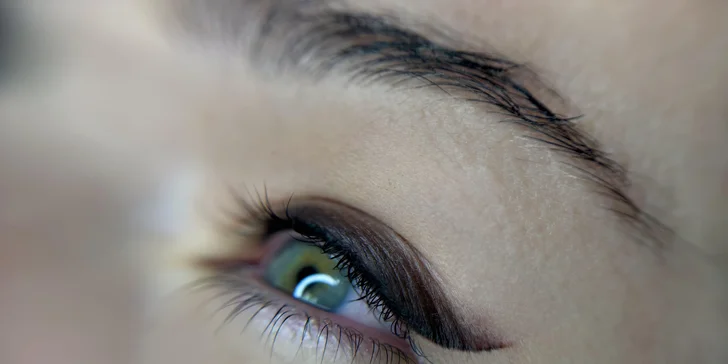 Permanentný makeup očnej linky, pier alebo obočia púdrovou metódou