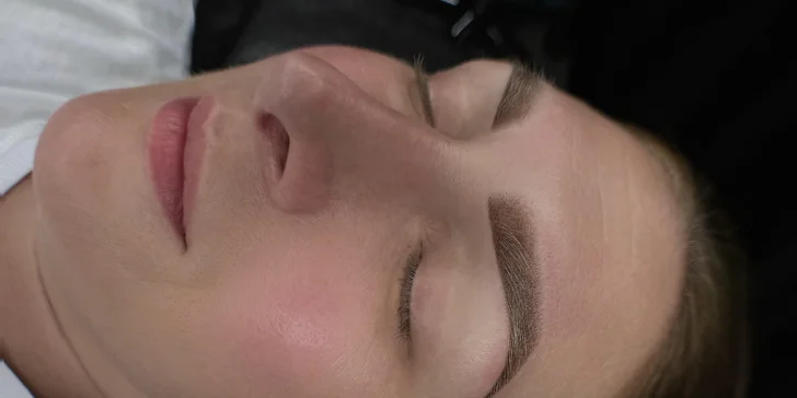 Permanentný makeup očnej linky, pier alebo obočia púdrovou metódou