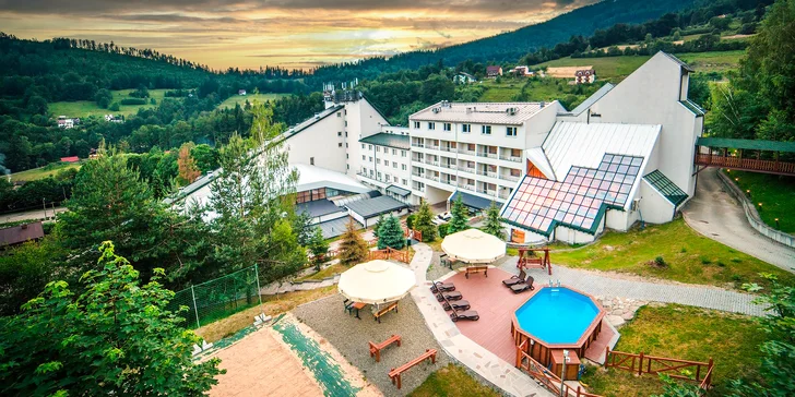 Rodinná dovolenka v poľských Beskydách: horský hotel s polpenziou, wellness, vonkajší bazén a vyžitie pre deti