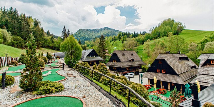 Pobyt v útulných dreveniciach s novým wellness, golfom a stravou v krásnom prostredí Zázrivej