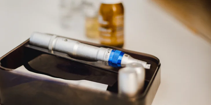 Mezoterapia pomocou dermapenu s jemným chemickým peelingom