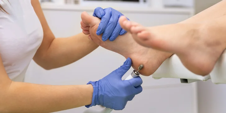 Zdravé a krásne chodidlá: Medicinálna pedikúra aj s gél lakom