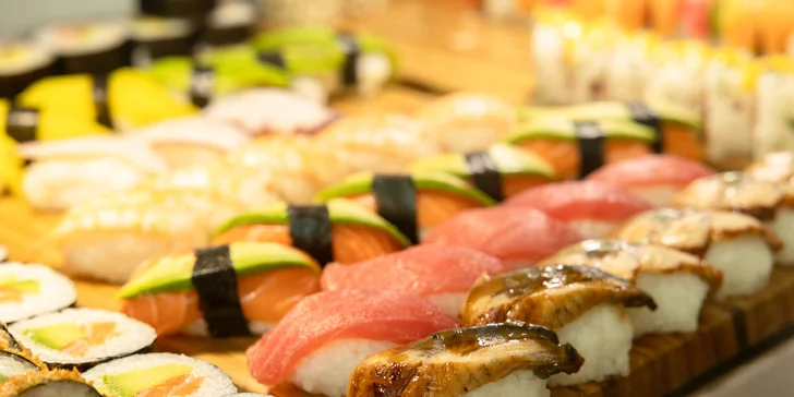 Rozmanité sushi sety s miso polievkou pre jedného i dvoch