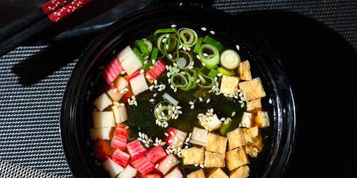 Rozmanité sushi sety s miso polievkou pre jedného i dvoch