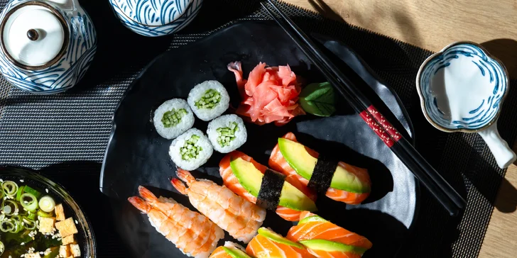 Rozmanité sushi sety s miso polievkou pre jedného i dvoch