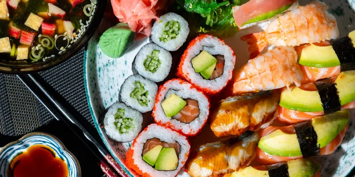 Rozmanité sushi sety s miso polievkou pre jedného i dvoch