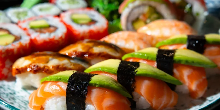 Rozmanité sushi sety s miso polievkou pre jedného i dvoch