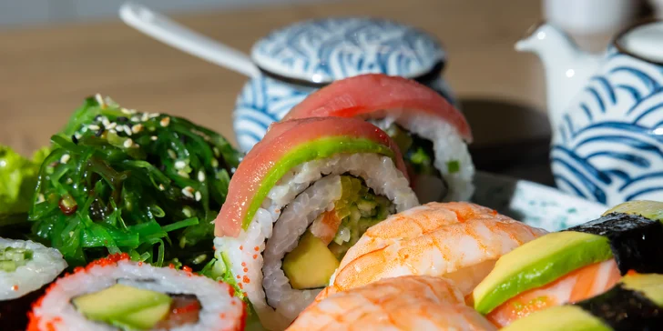 Rozmanité sushi sety s miso polievkou pre jedného i dvoch