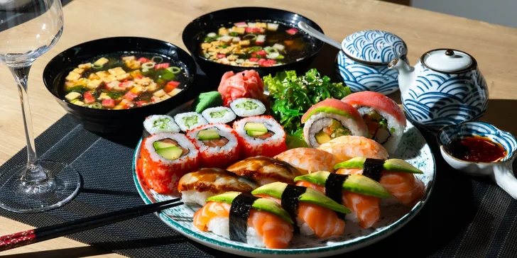 Rozmanité sushi sety s miso polievkou pre jedného i dvoch