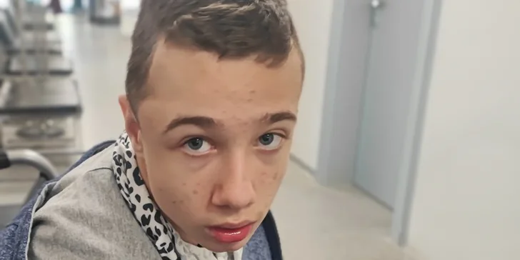 Pomôžte Alexovi bojovať s následkami ťažkého úrazu!