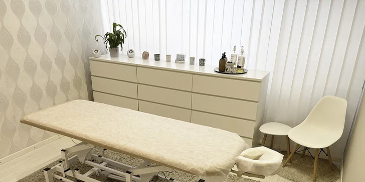 Anticelulitídna maderoterapia: Masáž pomocou drevených valčekov