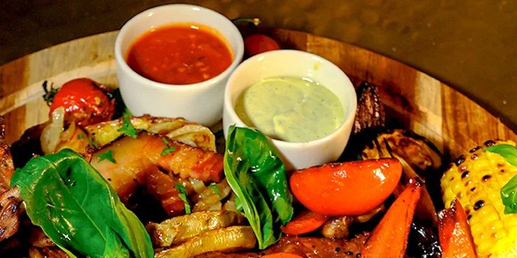 Parádny mäsový tanier s 500 g T-bone steakom a chutnými prílohami pre 3 až 4 osoby
