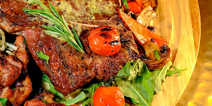 Parádny mäsový tanier s 500 g T-bone steakom a chutnými prílohami pre 3 až 4 osoby