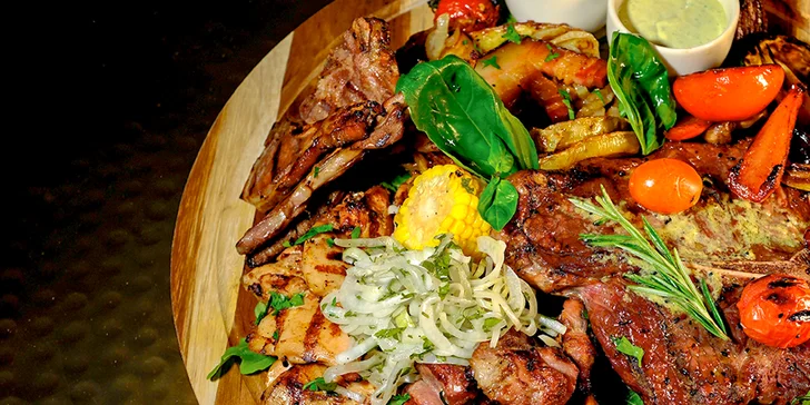 Parádny mäsový tanier s 500 g T-bone steakom a chutnými prílohami pre 3 až 4 osoby