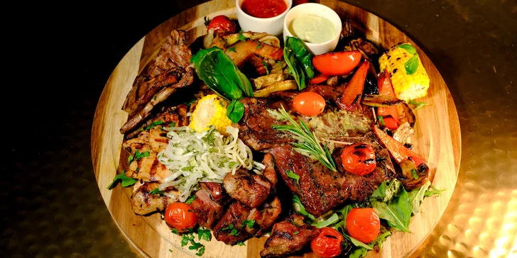 Parádny mäsový tanier s 500 g T-bone steakom a chutnými prílohami pre 3 až 4 osoby