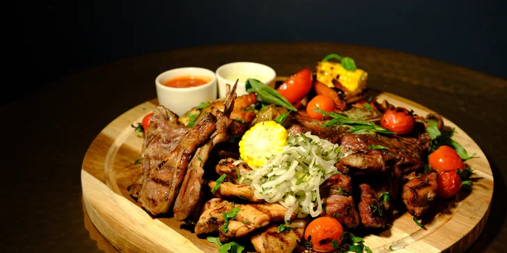 Parádny mäsový tanier s 500 g T-bone steakom a chutnými prílohami pre 3 až 4 osoby