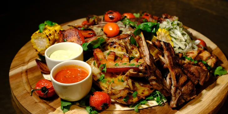 Parádny mäsový tanier s 500 g T-bone steakom a chutnými prílohami pre 3 až 4 osoby