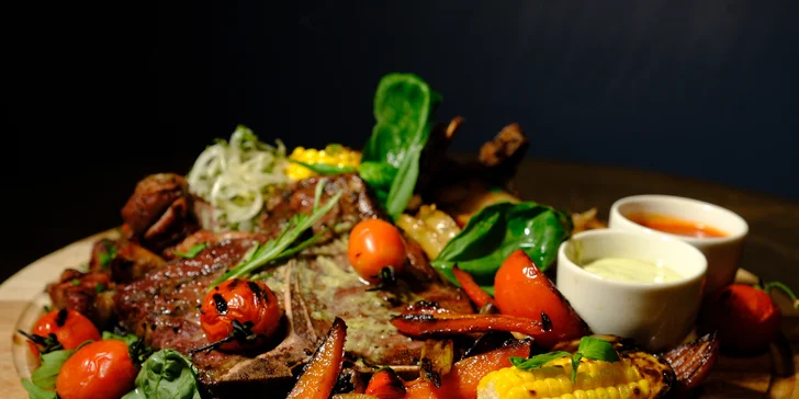 Parádny mäsový tanier s 500 g T-bone steakom a chutnými prílohami pre 3 až 4 osoby