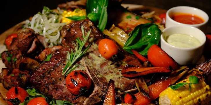 Parádny mäsový tanier s 500 g T-bone steakom a chutnými prílohami pre 3 až 4 osoby