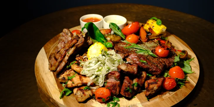 Parádny mäsový tanier s 500 g T-bone steakom a chutnými prílohami pre 3 až 4 osoby
